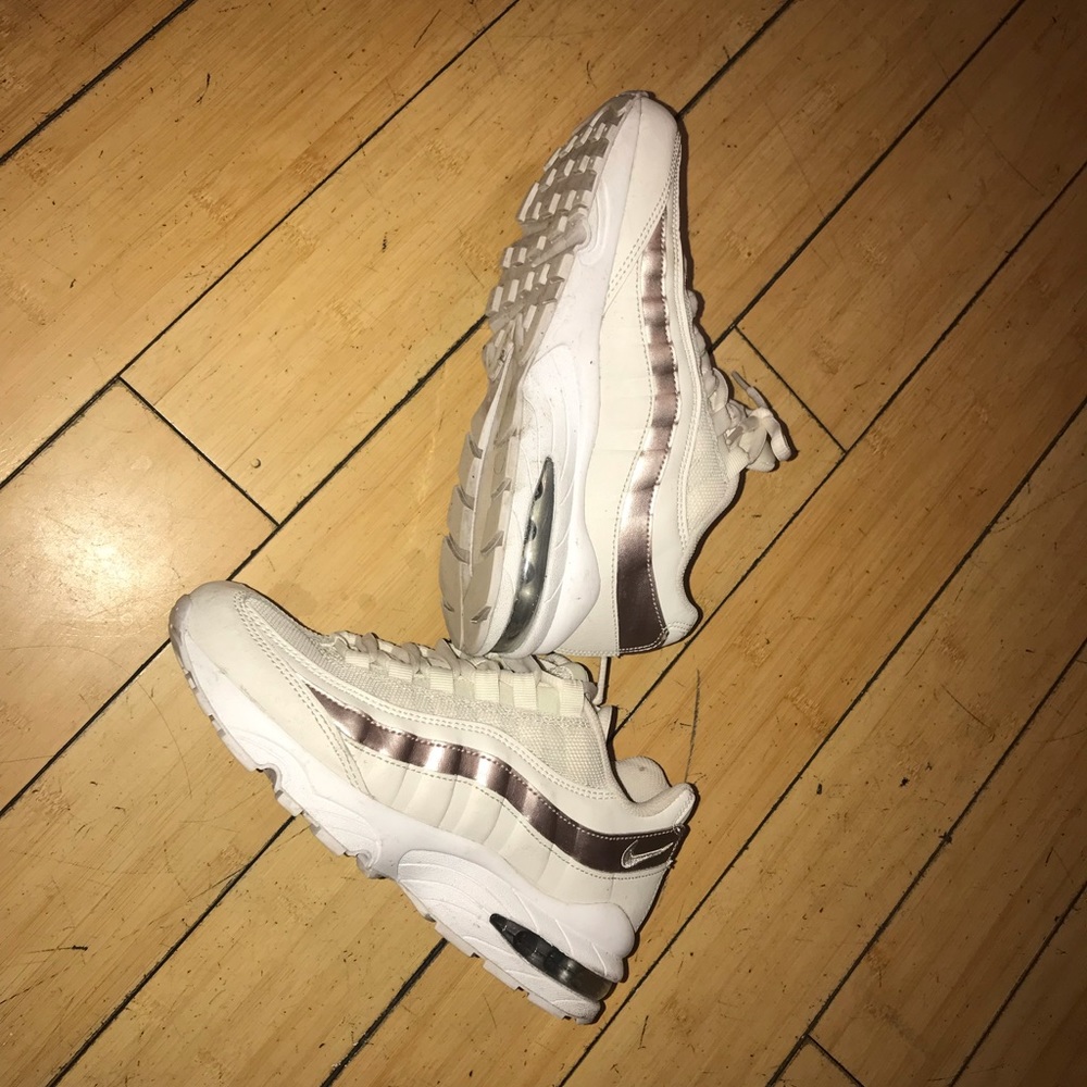 SOLD! Nike Airmax ‘95 white/bronze Metallic